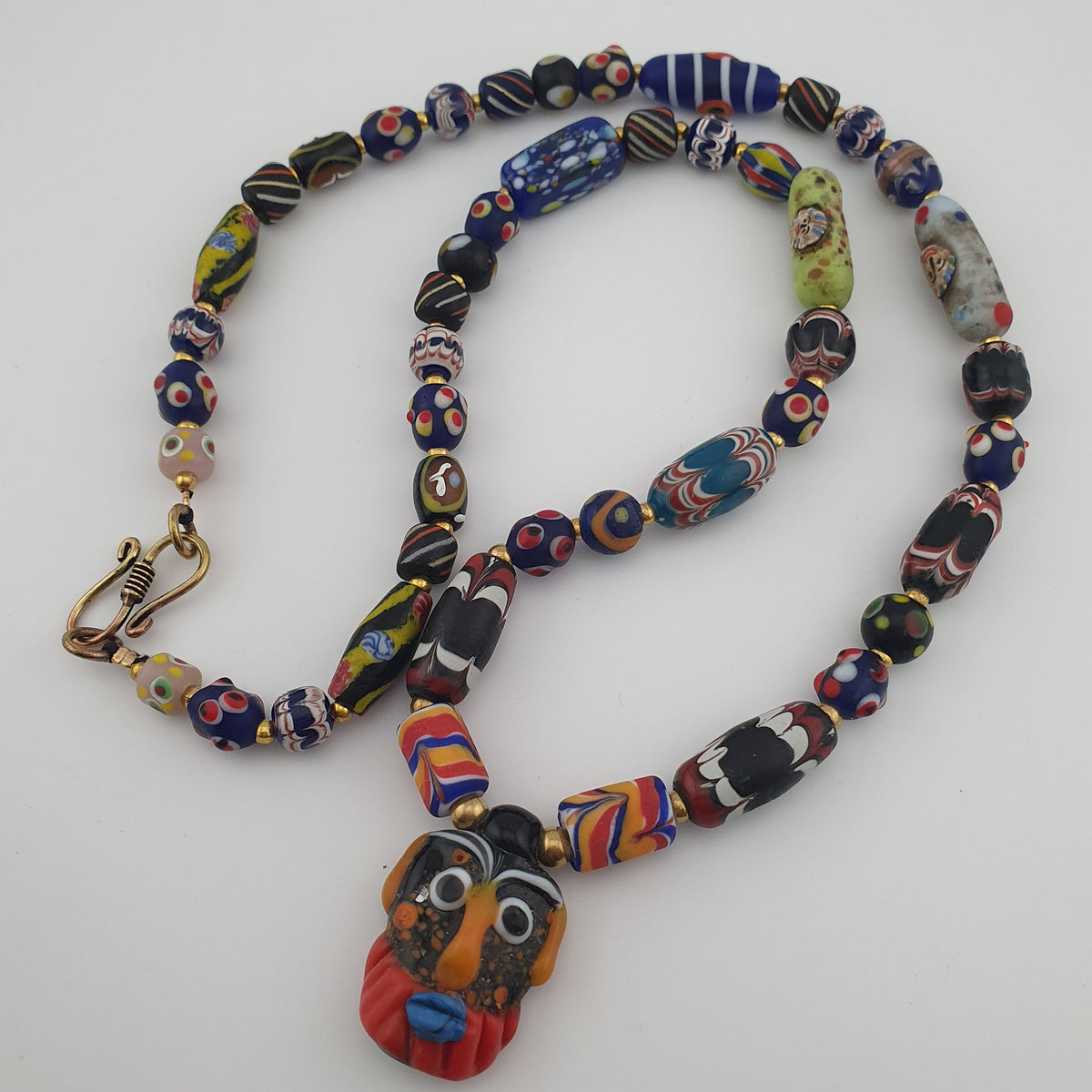 Collier pendentif en verre multicolore mélangé de style vénitien antique et verre vieilli