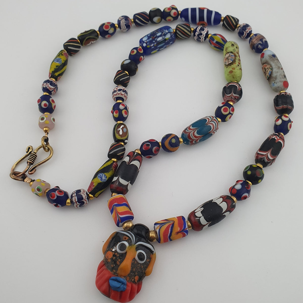 Collier pendentif en verre multicolore mélangé de style vénitien antique et verre vieilli
