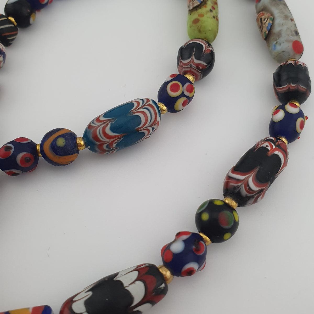 Collier pendentif en verre multicolore mélangé de style vénitien antique et verre vieilli