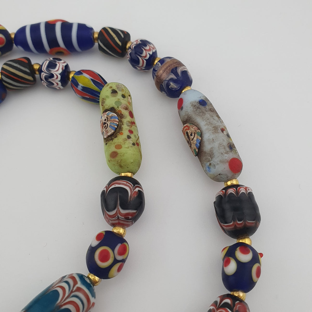 Collier pendentif en verre multicolore mélangé de style vénitien antique et verre vieilli