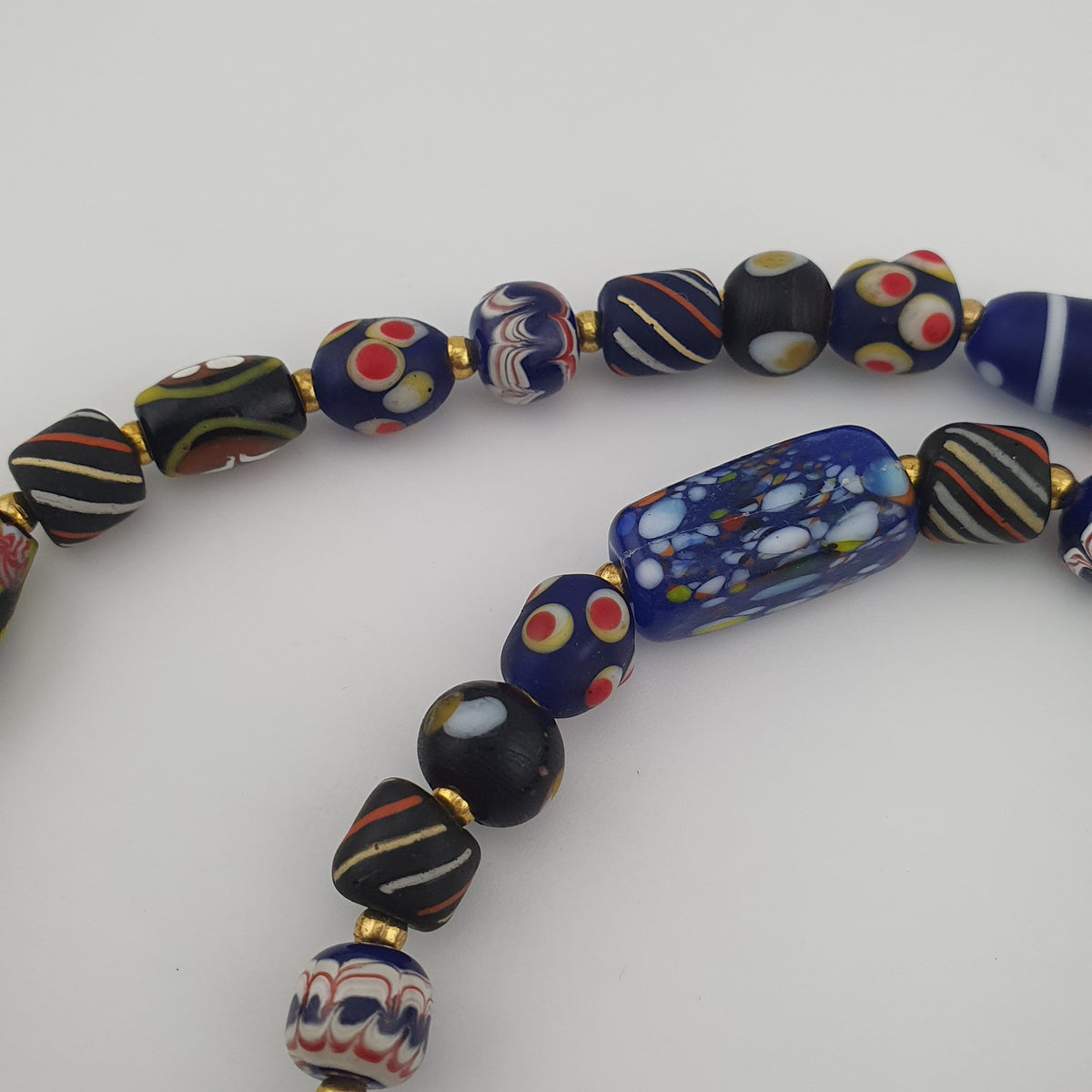 Collier pendentif en verre multicolore mélangé de style vénitien antique et verre vieilli