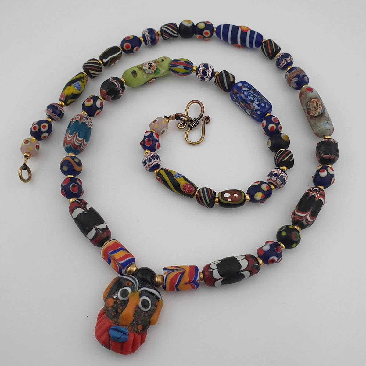 Collier pendentif en verre multicolore mélangé de style vénitien antique et verre vieilli