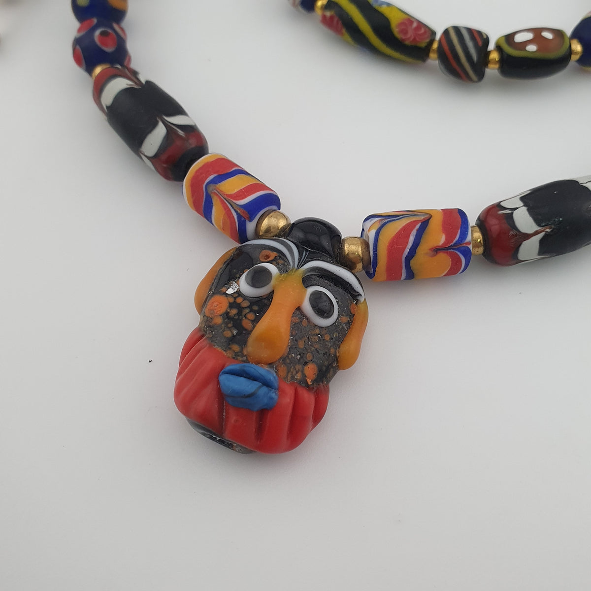 Collier pendentif en verre multicolore mélangé de style vénitien antique et verre vieilli