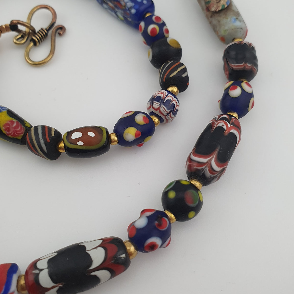Collier pendentif en verre multicolore mélangé de style vénitien antique et verre vieilli