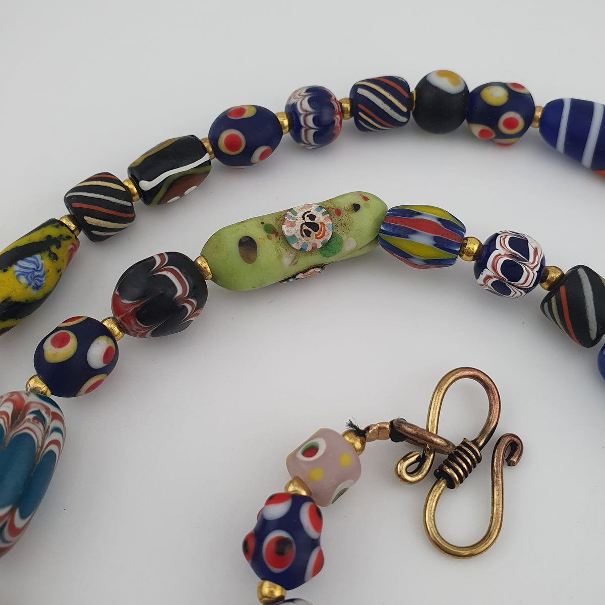 Collier pendentif en verre multicolore mélangé de style vénitien antique et verre vieilli