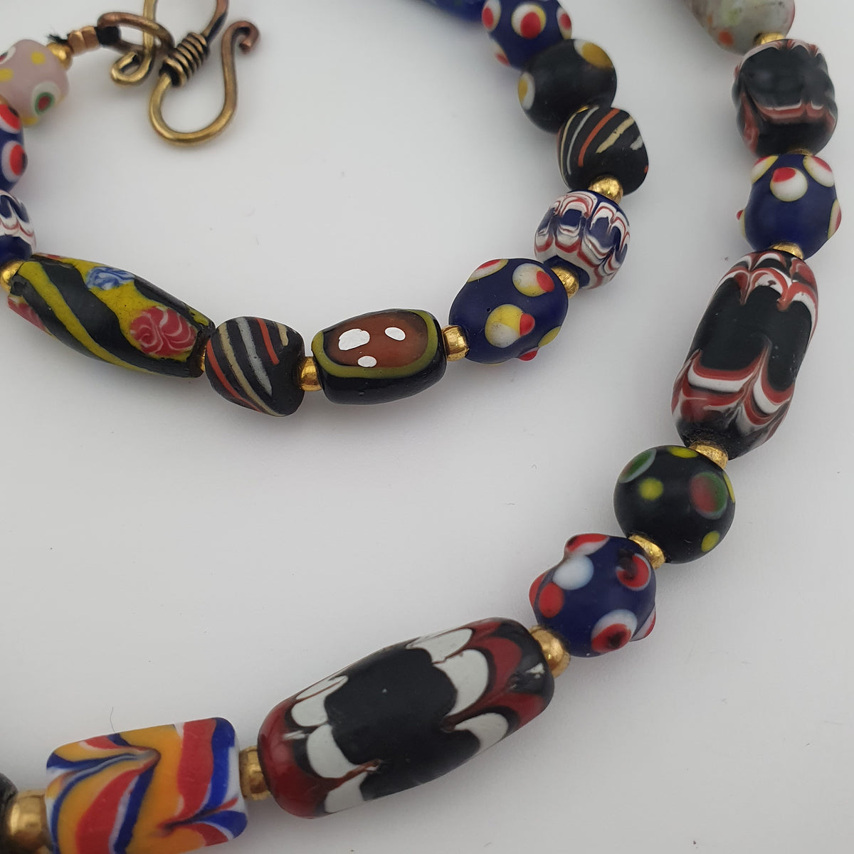 Collier pendentif en verre multicolore mélangé de style vénitien antique et verre vieilli