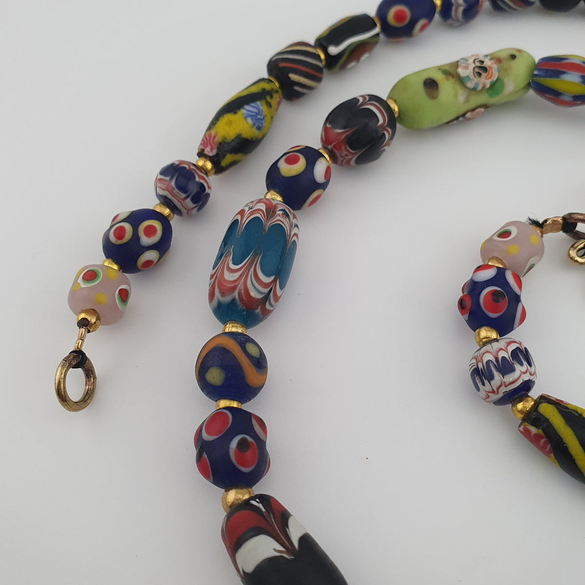 Collier pendentif en verre multicolore mélangé de style vénitien antique et verre vieilli
