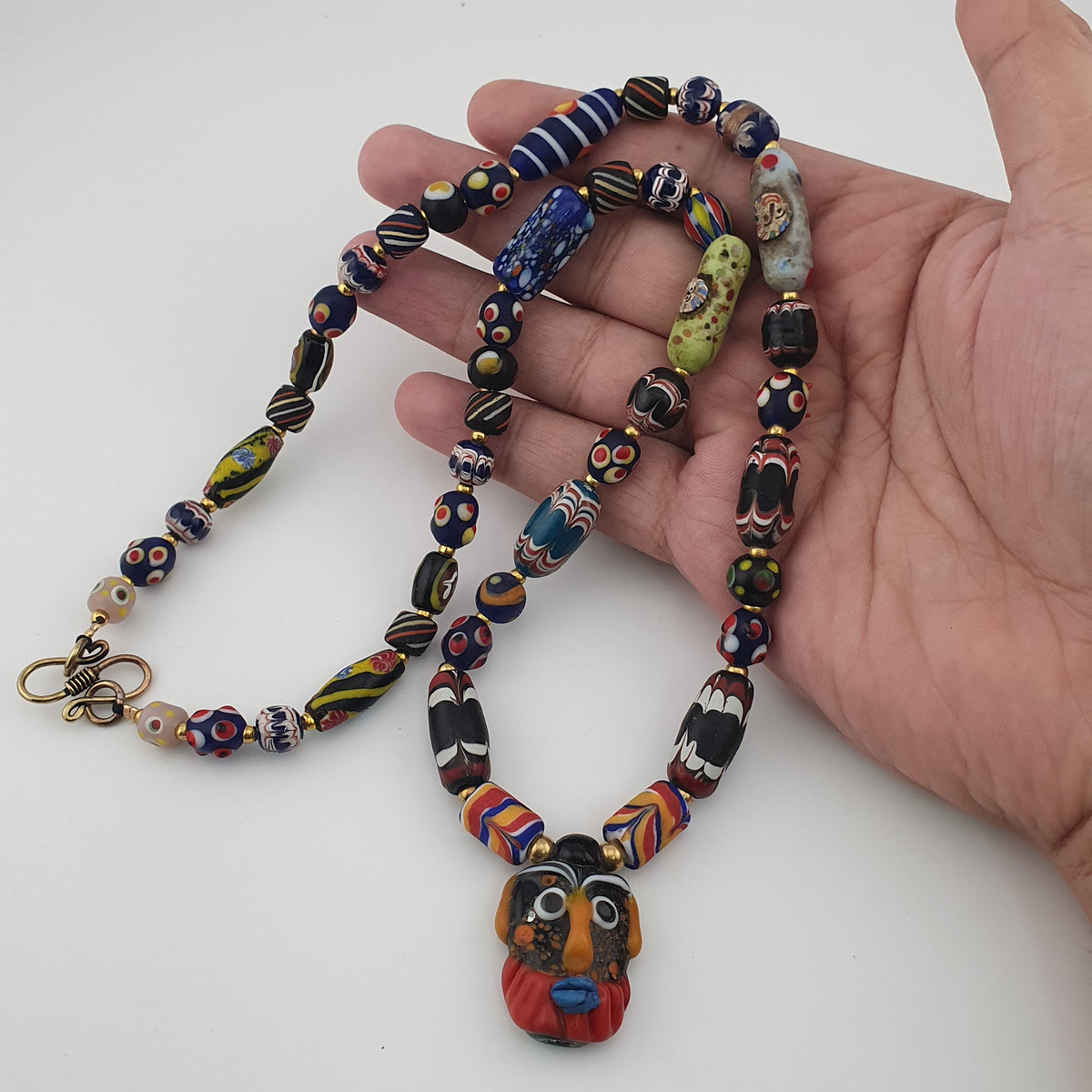 Collier pendentif en verre multicolore mélangé de style vénitien antique et verre vieilli