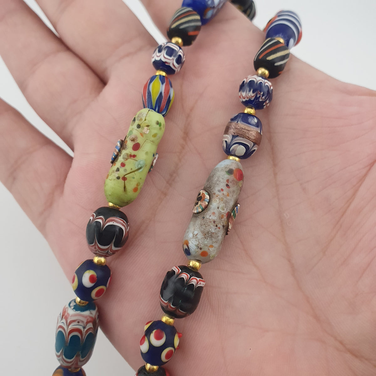 Collier pendentif en verre multicolore mélangé de style vénitien antique et verre vieilli