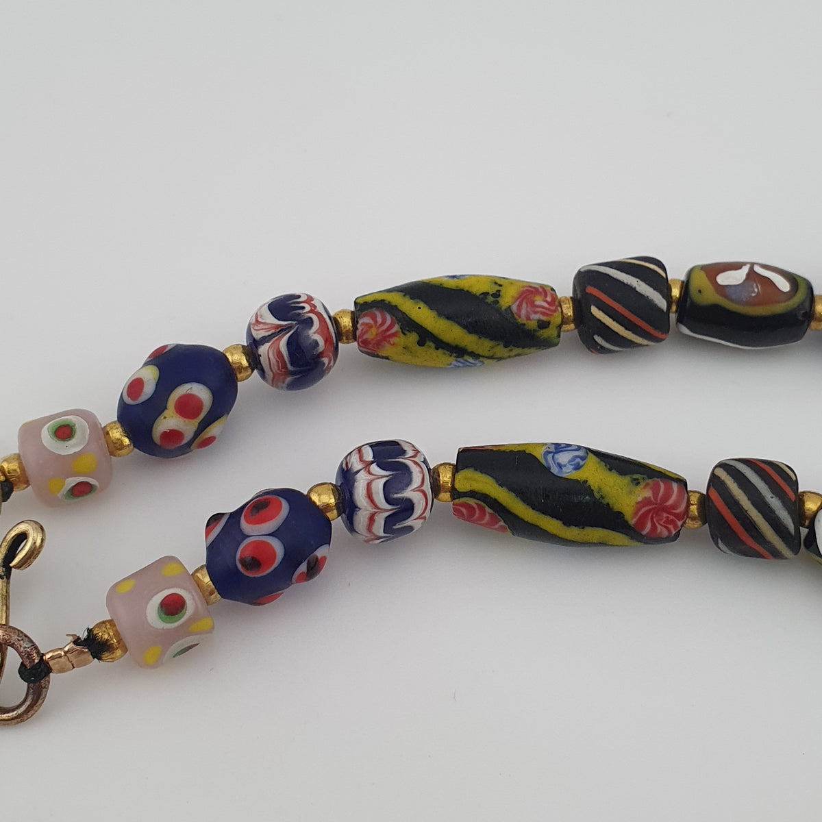 Collier pendentif en verre multicolore mélangé de style vénitien antique et verre vieilli