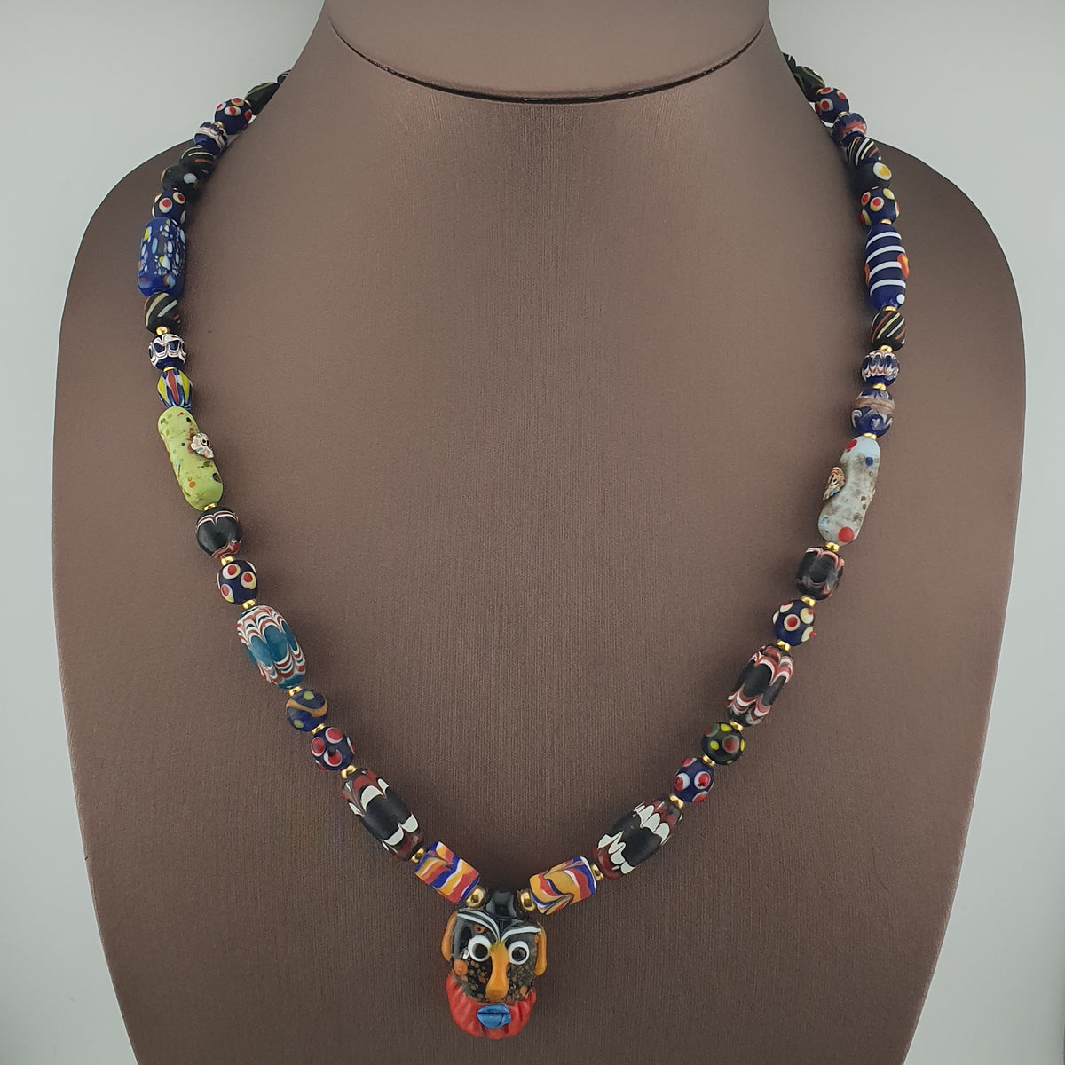 Collier pendentif en verre multicolore mélangé de style vénitien antique et verre vieilli
