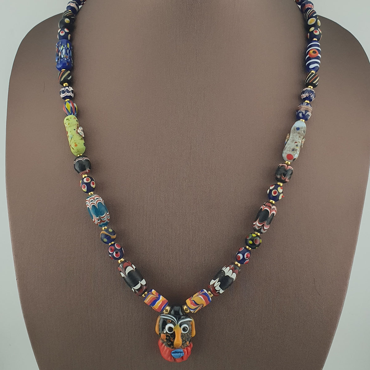 Collier pendentif en verre multicolore mélangé de style vénitien antique et verre vieilli