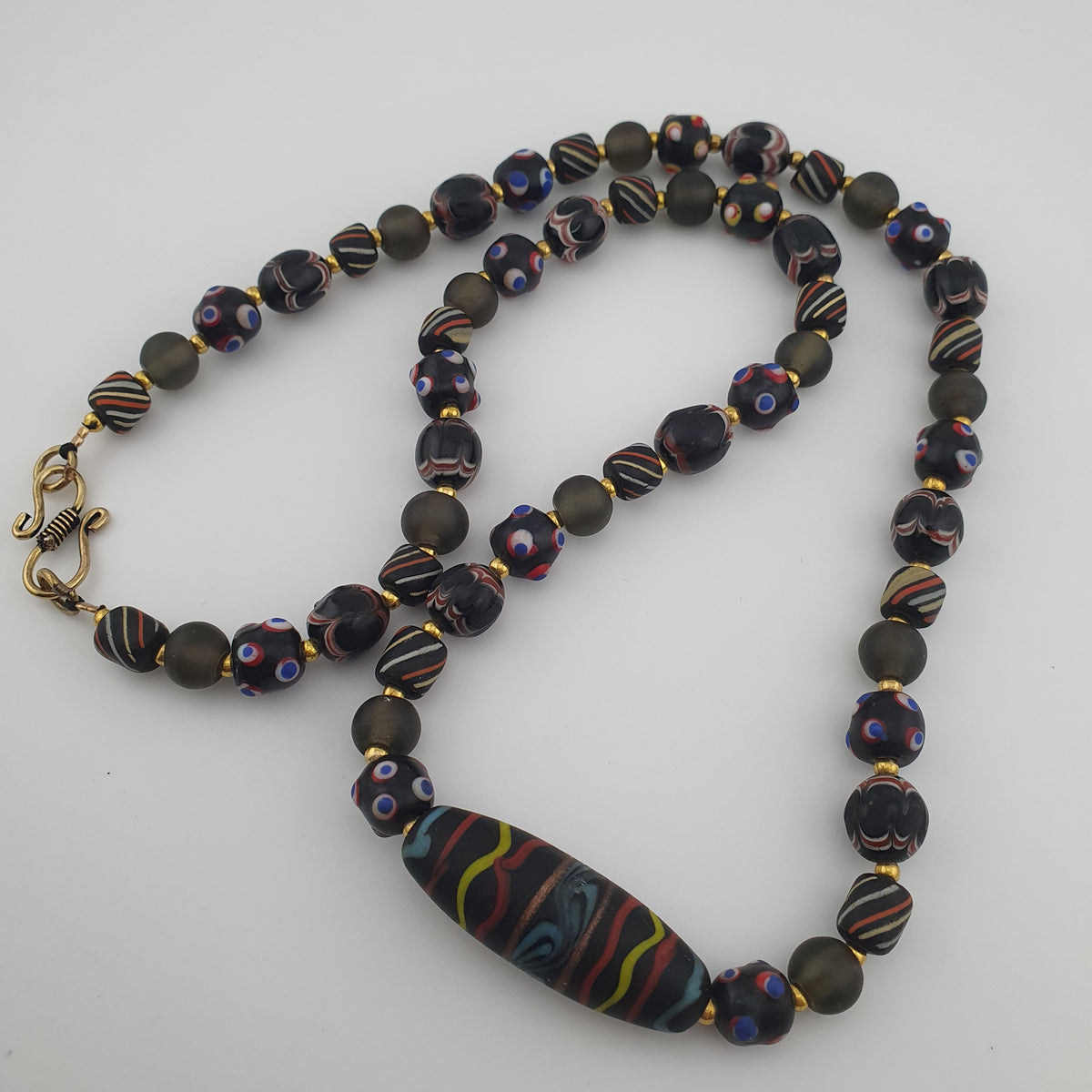 Collier pendentif en verre fait main et perles vénitiennes antiques « skunk eyes » de style africain
