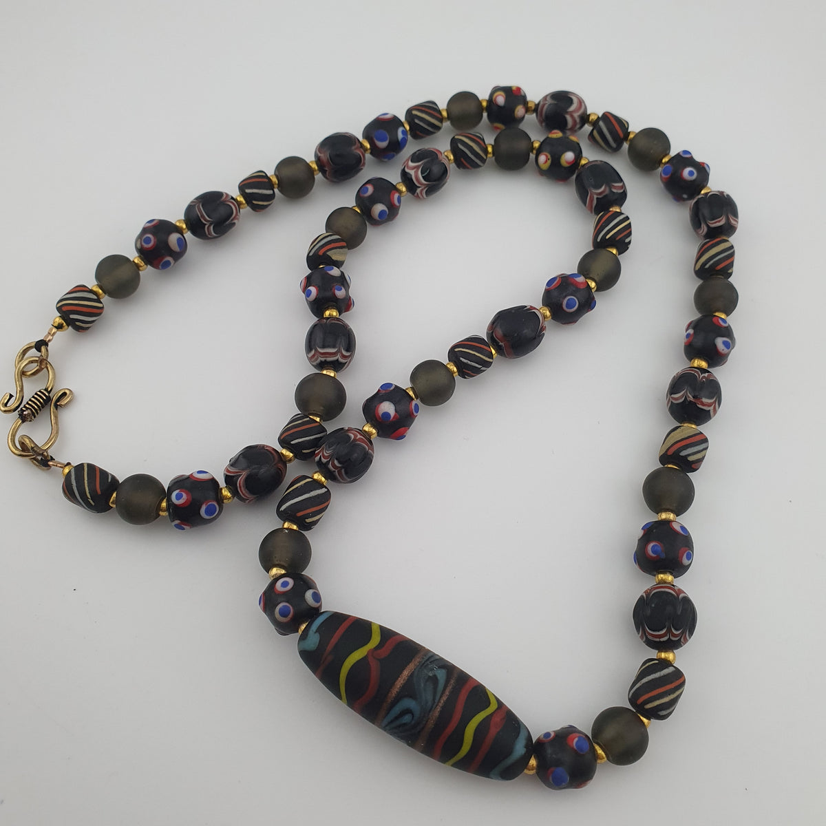 Collier pendentif en verre fait main et perles vénitiennes antiques « skunk eyes » de style africain
