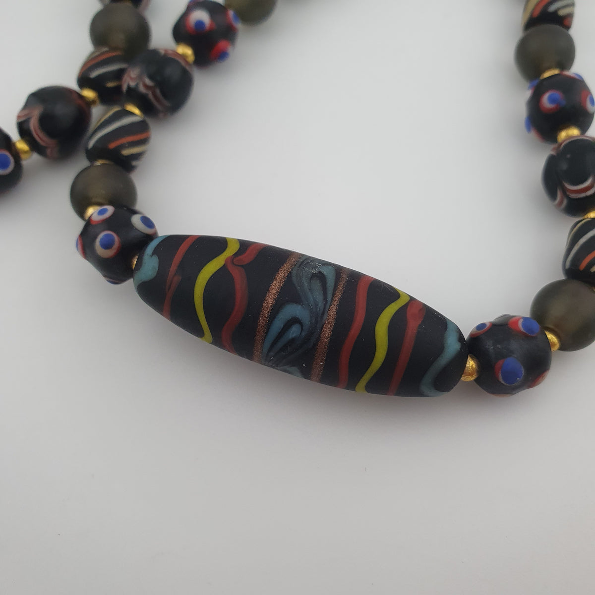 Collier pendentif en verre fait main et perles vénitiennes antiques « skunk eyes » de style africain