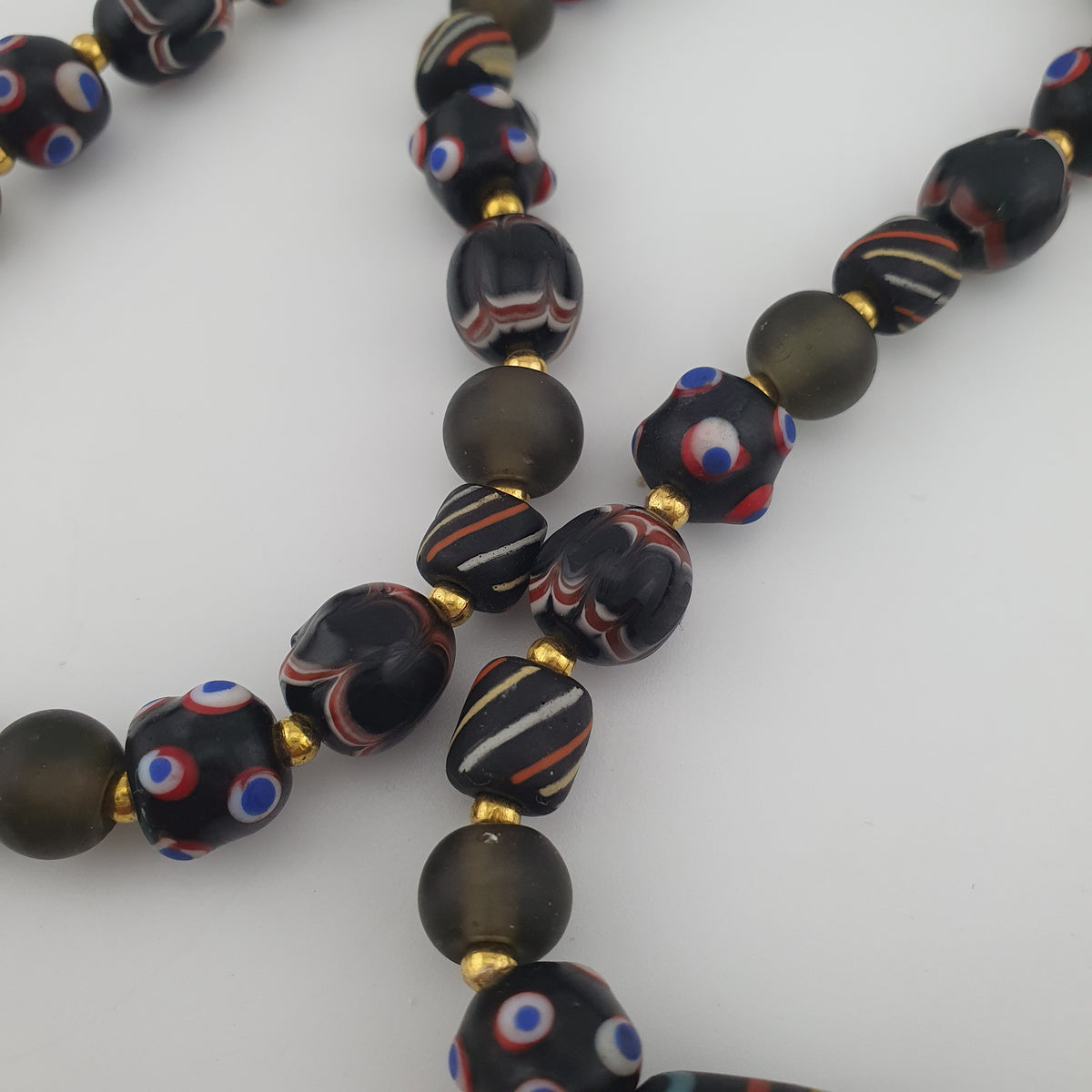 Collier pendentif en verre fait main et perles vénitiennes antiques « skunk eyes » de style africain