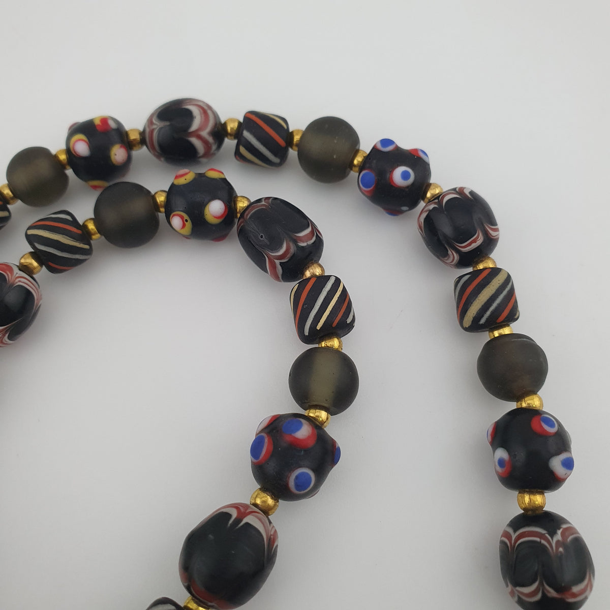 Collier pendentif en verre fait main et perles vénitiennes antiques « skunk eyes » de style africain