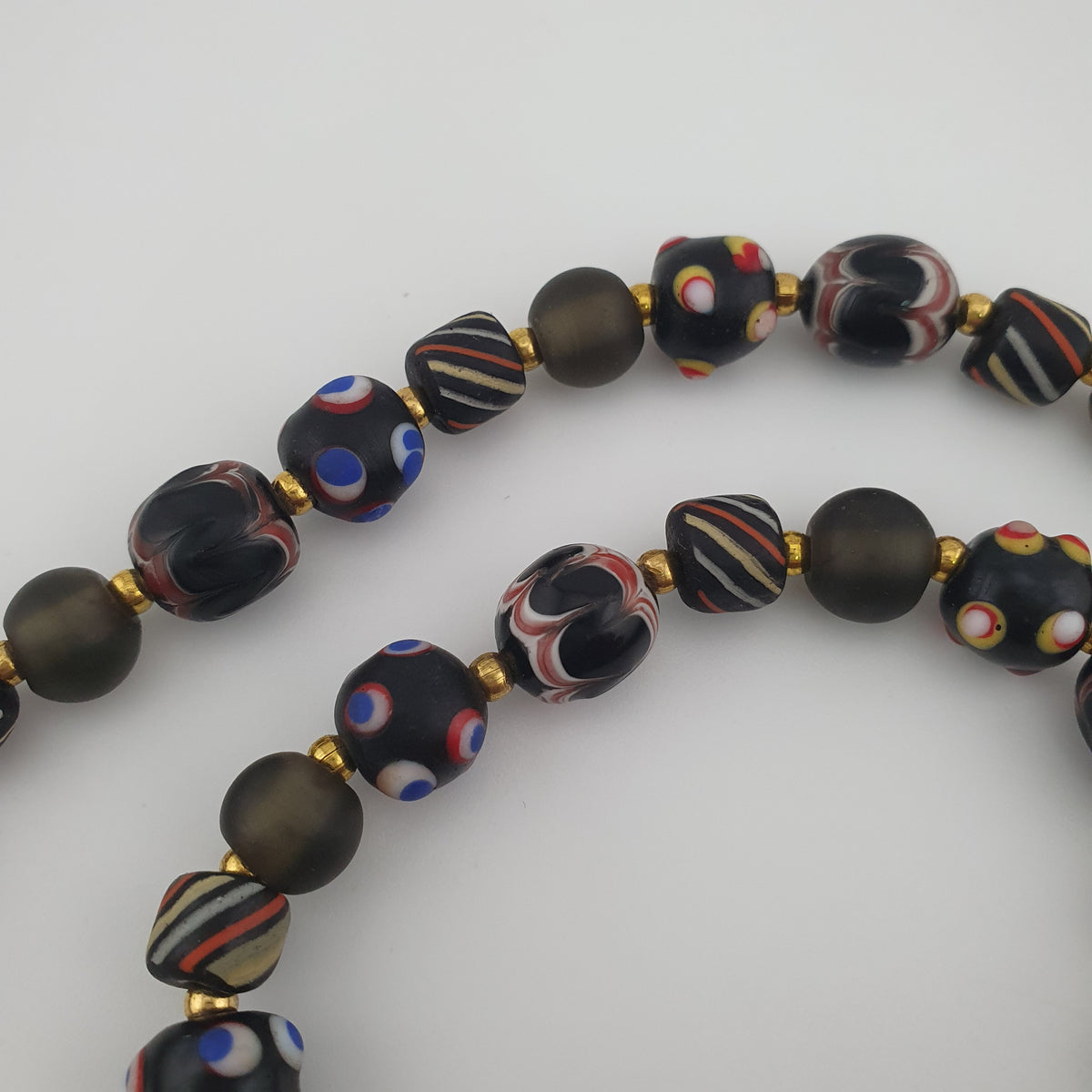 Collier pendentif en verre fait main et perles vénitiennes antiques « skunk eyes » de style africain