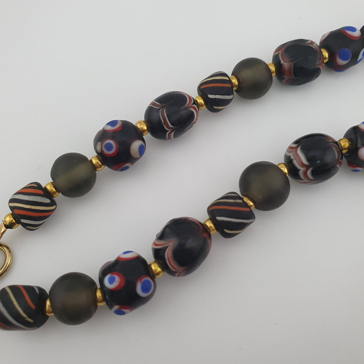 Collier pendentif en verre fait main et perles vénitiennes antiques « skunk eyes » de style africain