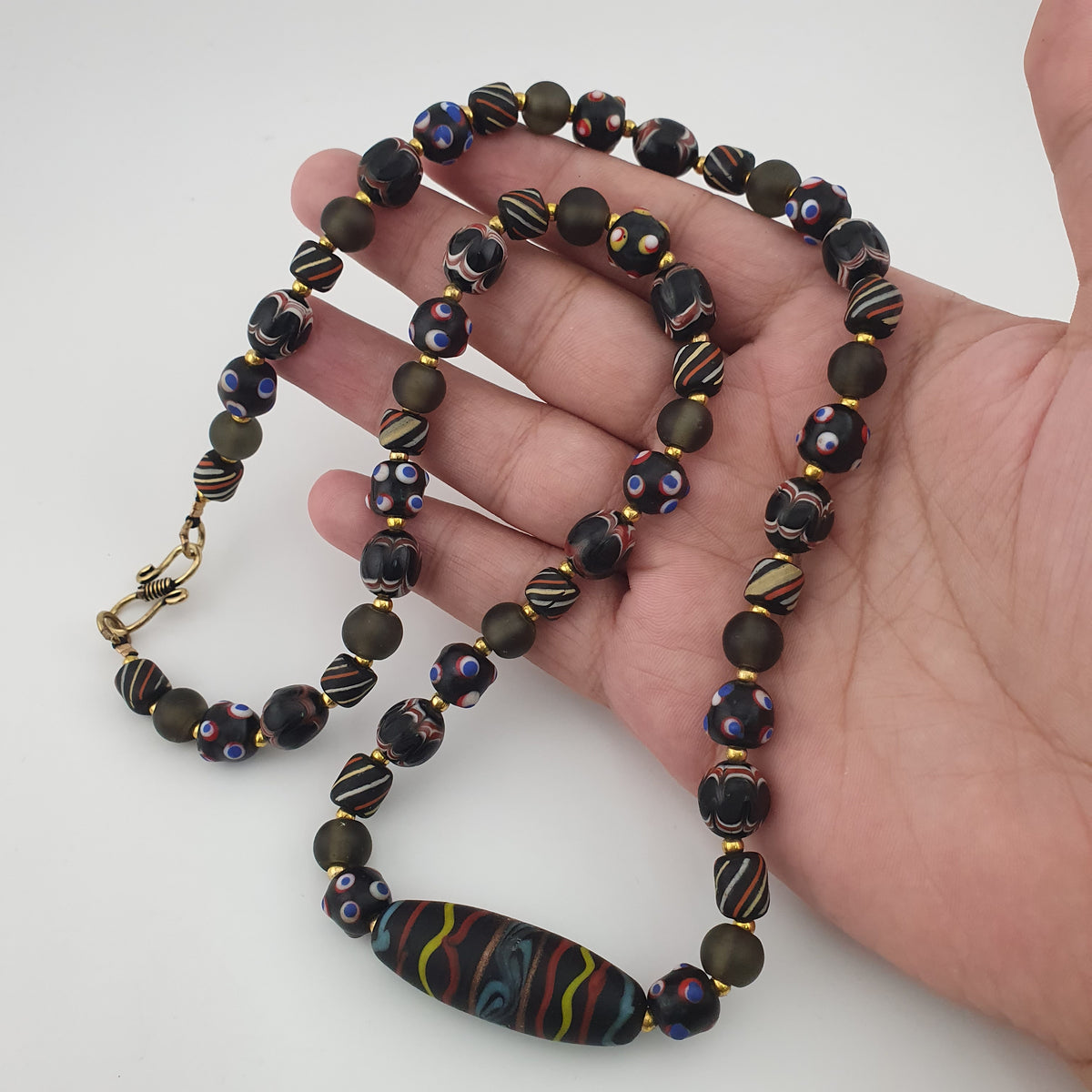 Collier pendentif en verre fait main et perles vénitiennes antiques « skunk eyes » de style africain
