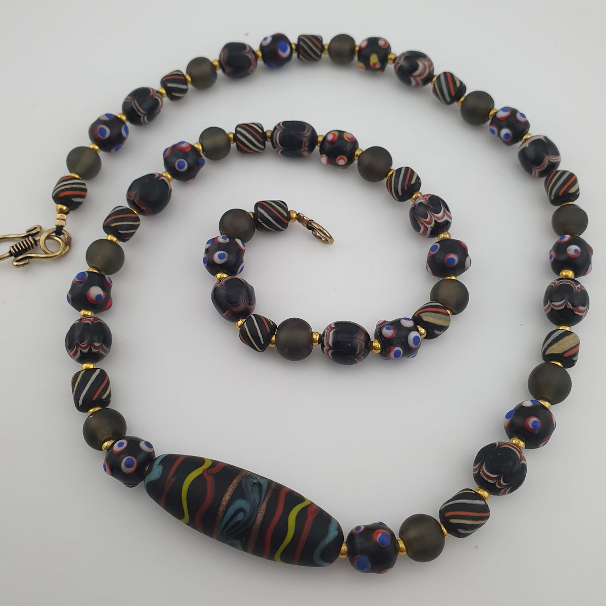 Collier pendentif en verre fait main et perles vénitiennes antiques « skunk eyes » de style africain