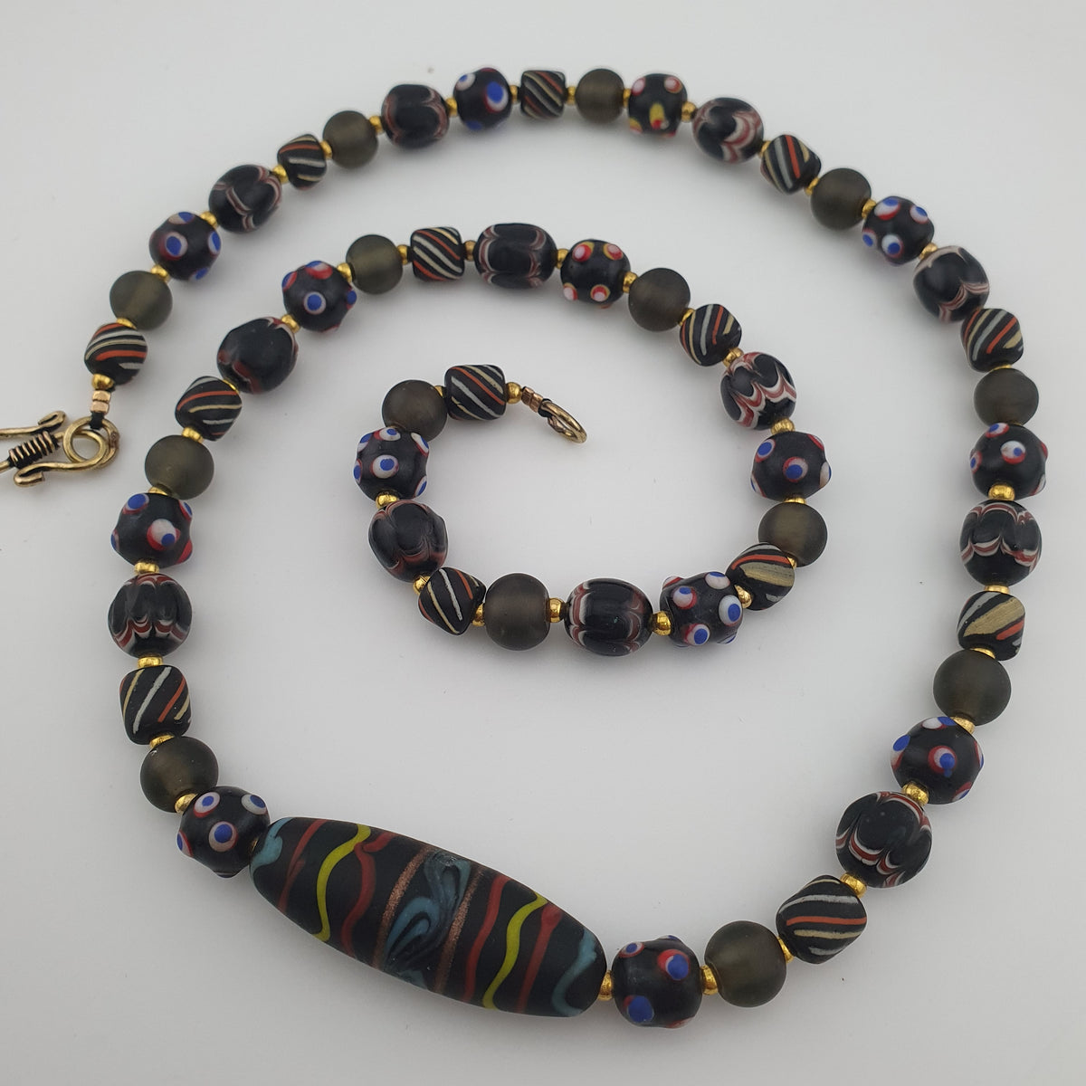 Collier pendentif en verre fait main et perles vénitiennes antiques « skunk eyes » de style africain