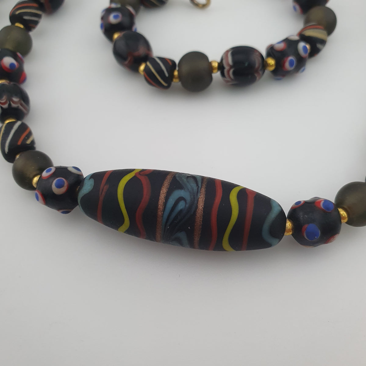 Collier pendentif en verre fait main et perles vénitiennes antiques « skunk eyes » de style africain