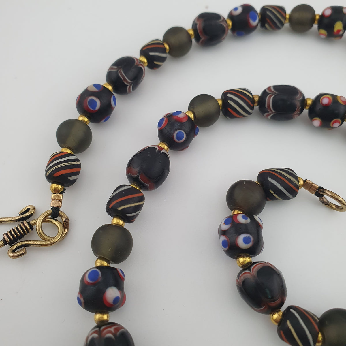 Collier pendentif en verre fait main et perles vénitiennes antiques « skunk eyes » de style africain