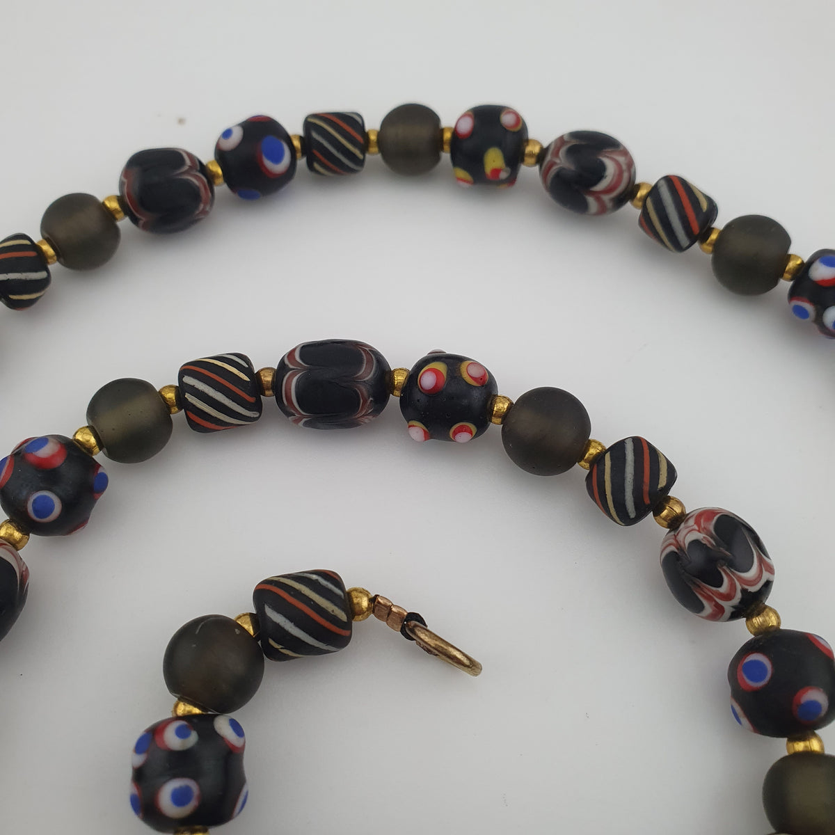 Collier pendentif en verre fait main et perles vénitiennes antiques « skunk eyes » de style africain