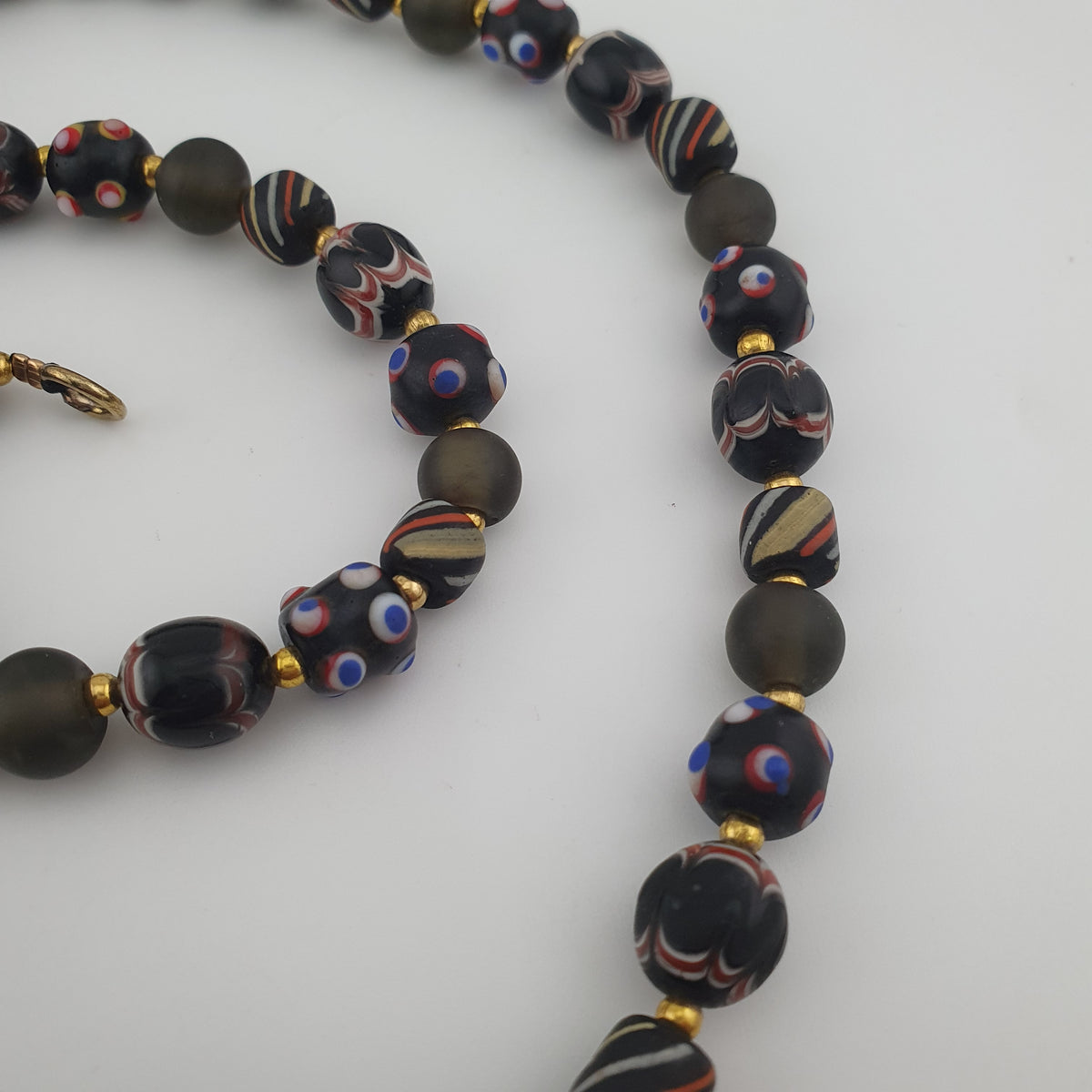 Collier pendentif en verre fait main et perles vénitiennes antiques « skunk eyes » de style africain