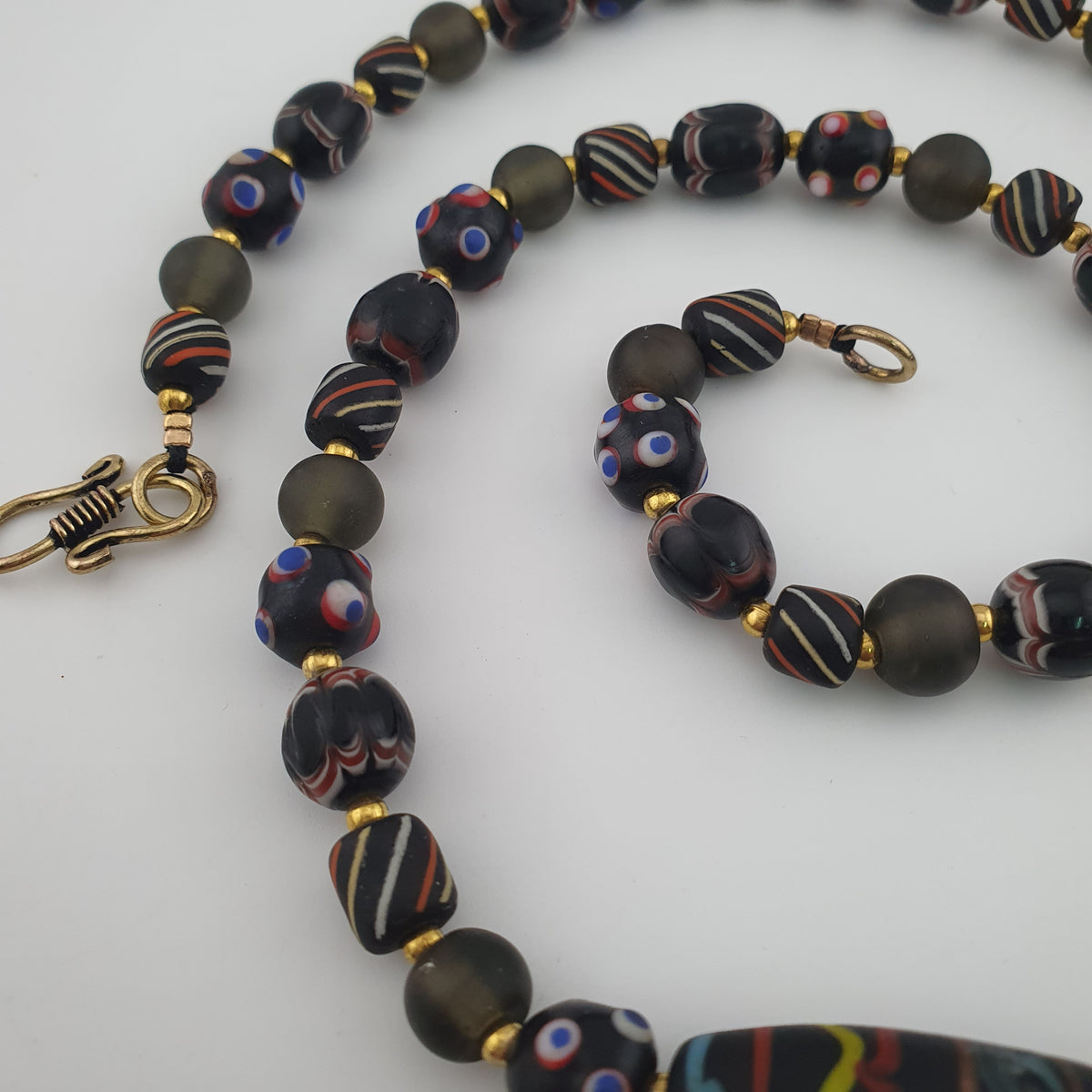 Collier pendentif en verre fait main et perles vénitiennes antiques « skunk eyes » de style africain