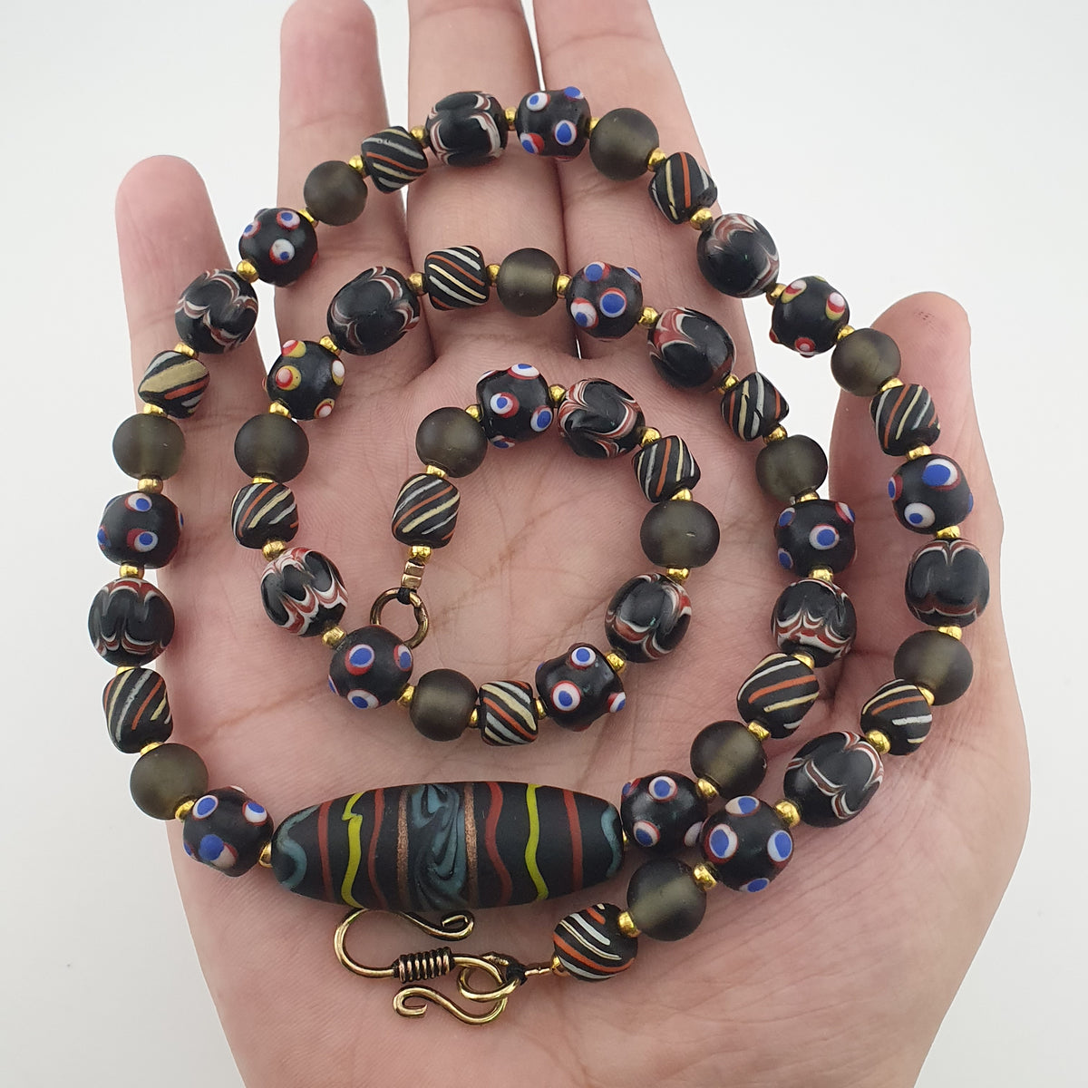 Collier pendentif en verre fait main et perles vénitiennes antiques « skunk eyes » de style africain