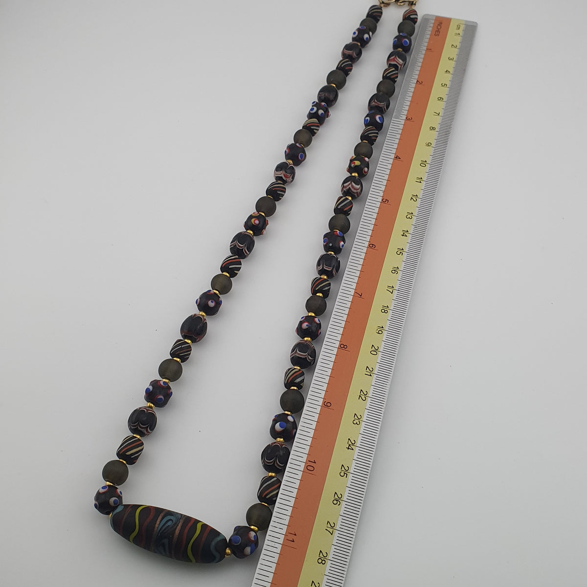 Collier pendentif en verre fait main et perles vénitiennes antiques « skunk eyes » de style africain