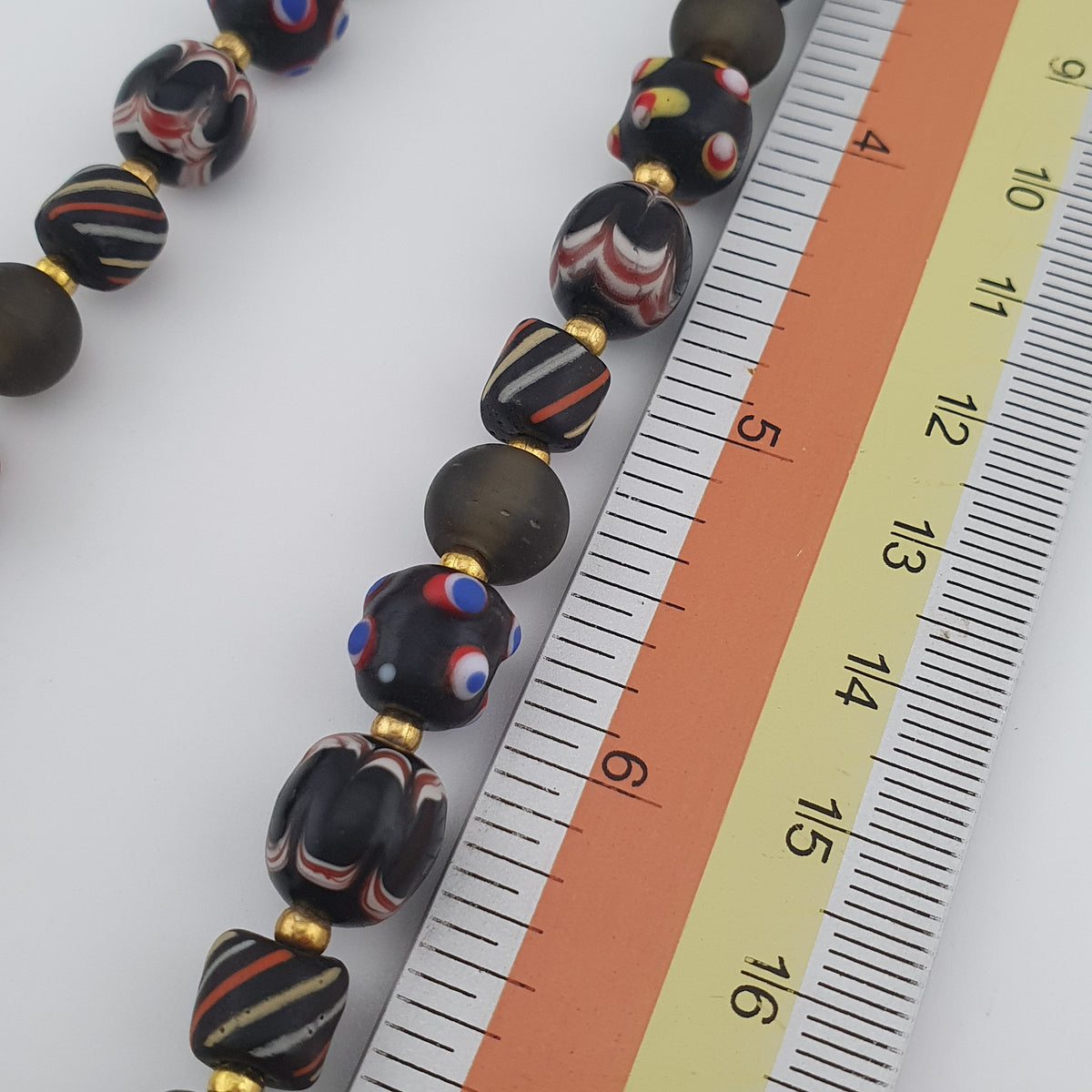 Collier pendentif en verre fait main et perles vénitiennes antiques « skunk eyes » de style africain