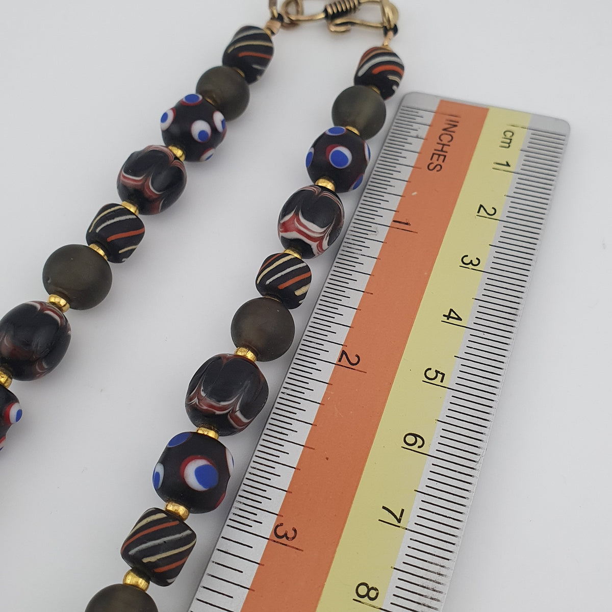 Collier pendentif en verre fait main et perles vénitiennes antiques « skunk eyes » de style africain