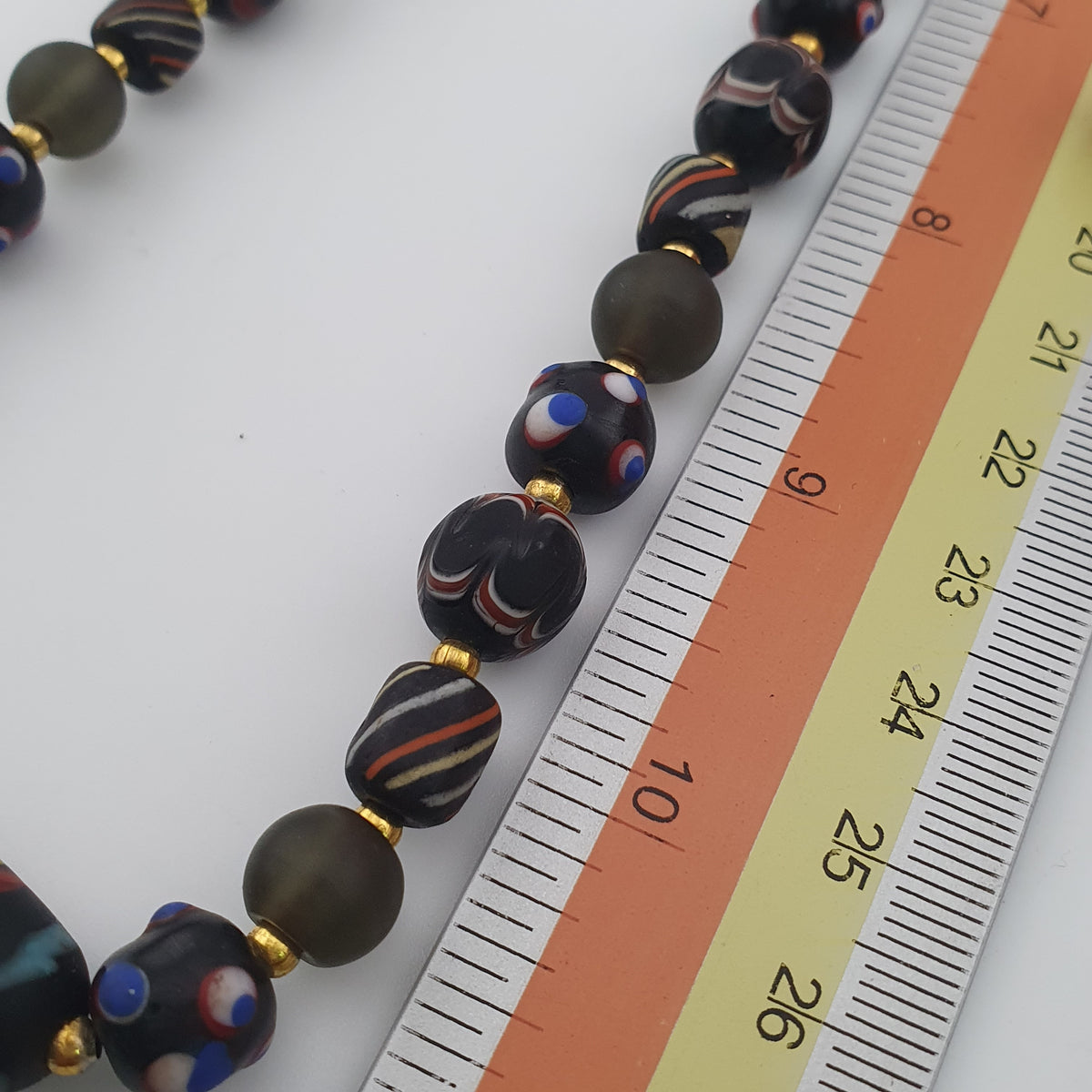 Collier pendentif en verre fait main et perles vénitiennes antiques « skunk eyes » de style africain