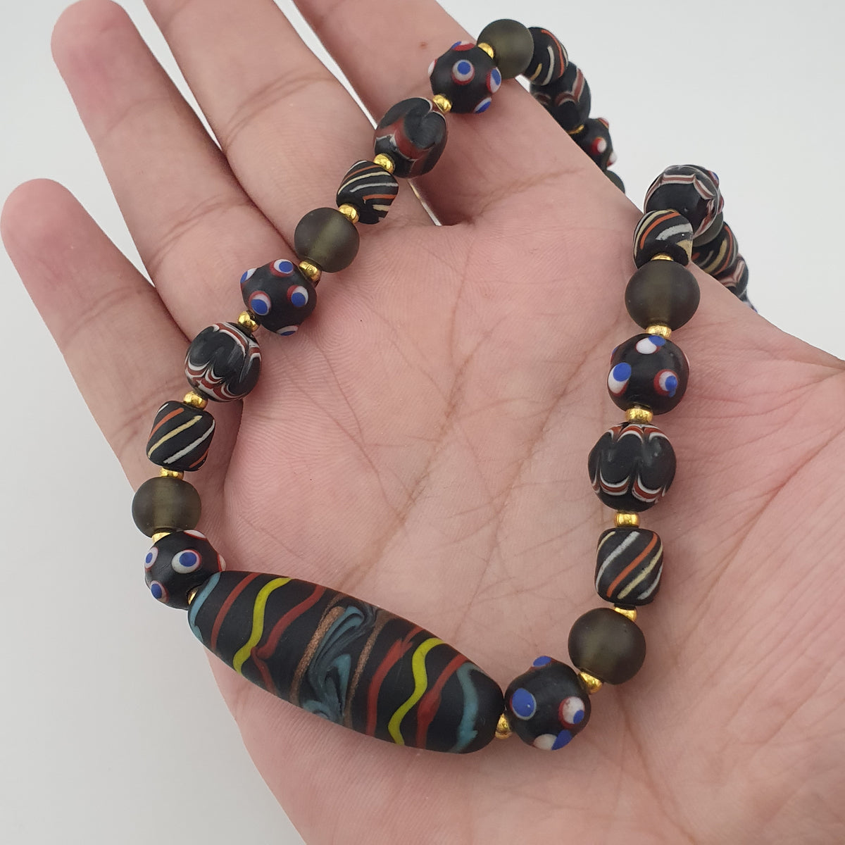 Collier pendentif en verre fait main et perles vénitiennes antiques « skunk eyes » de style africain
