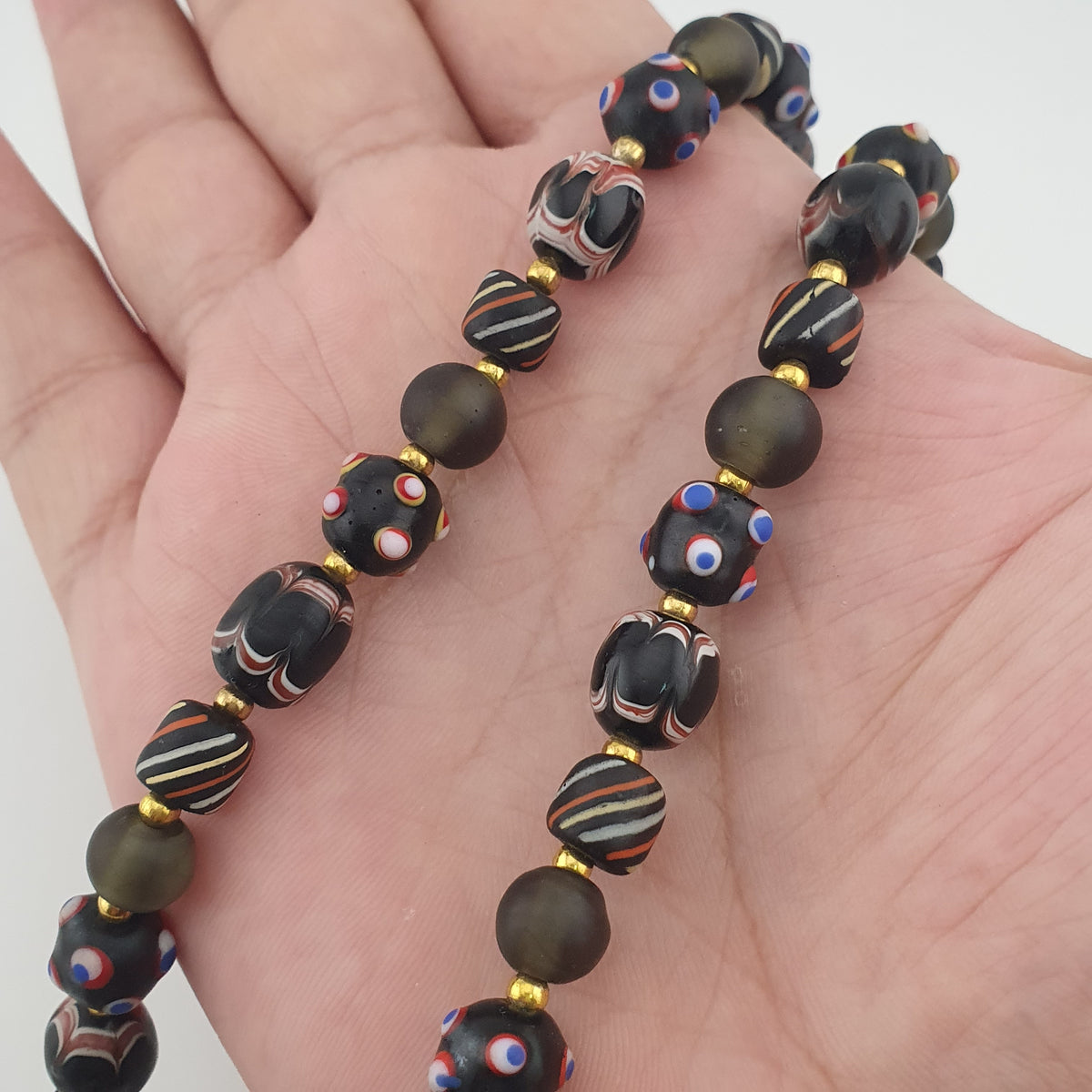 Collier pendentif en verre fait main et perles vénitiennes antiques « skunk eyes » de style africain