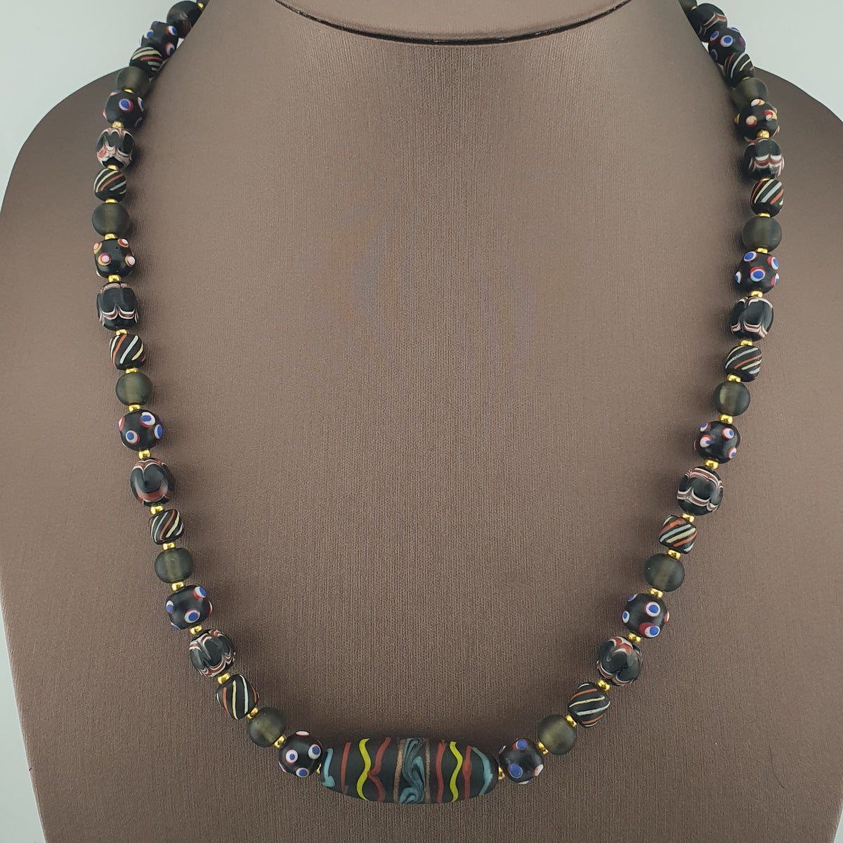 Collier pendentif en verre fait main et perles vénitiennes antiques « skunk eyes » de style africain