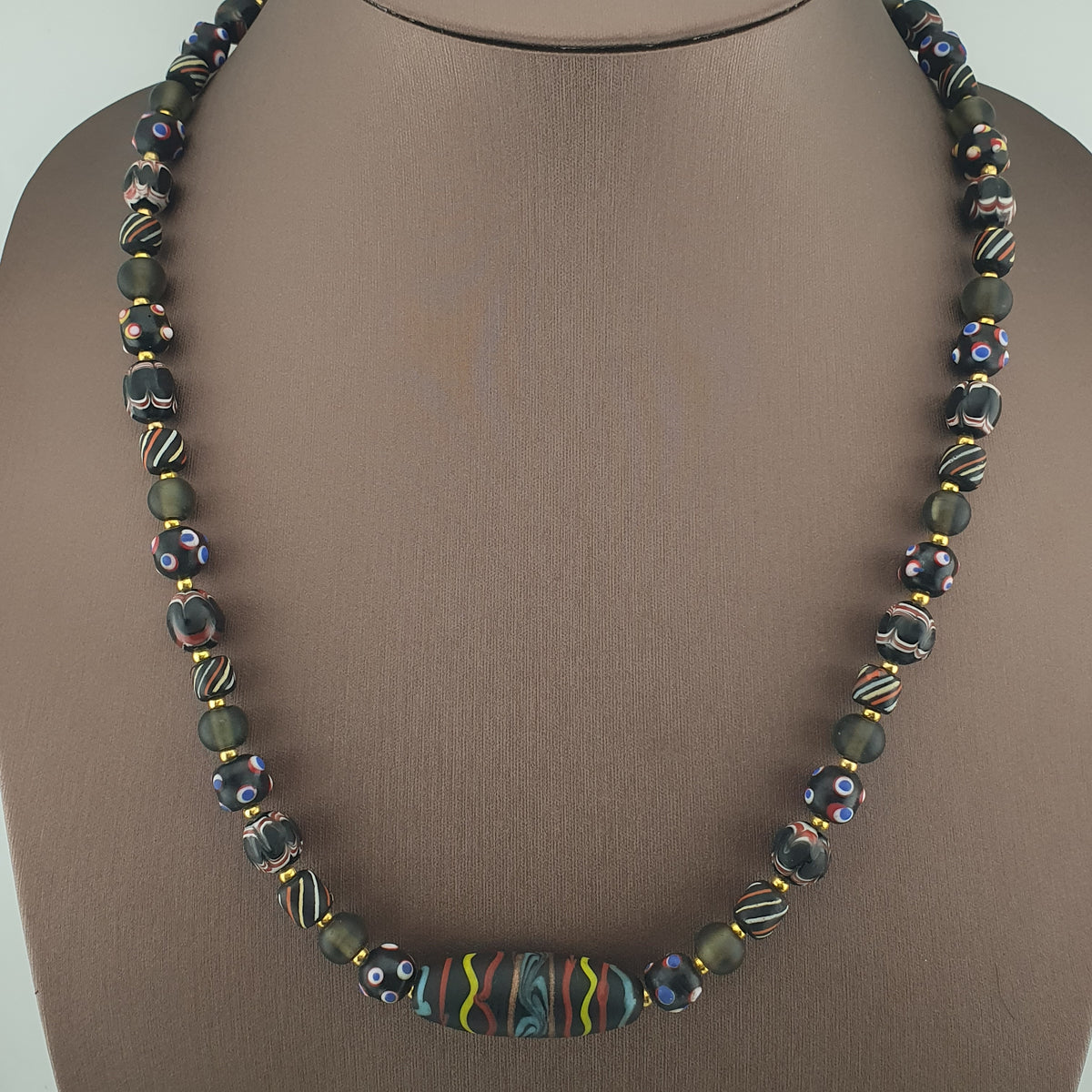 Collier pendentif en verre fait main et perles vénitiennes antiques « skunk eyes » de style africain