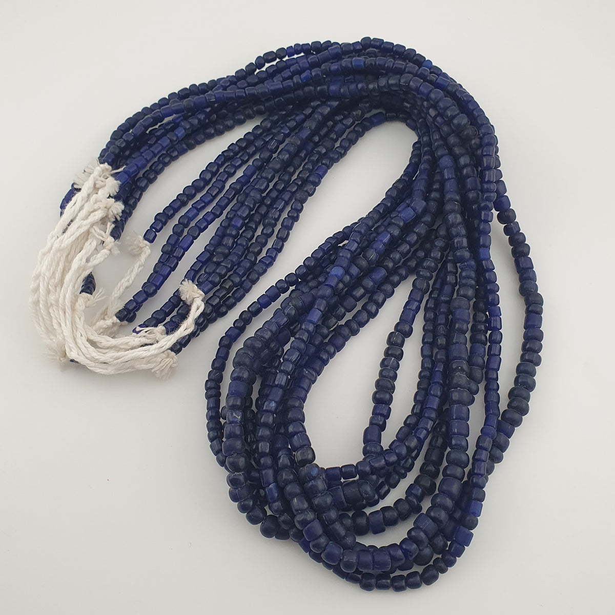 Collier de perles de verre bleu foncé de style africain antique de 4 à 5,5 mm
