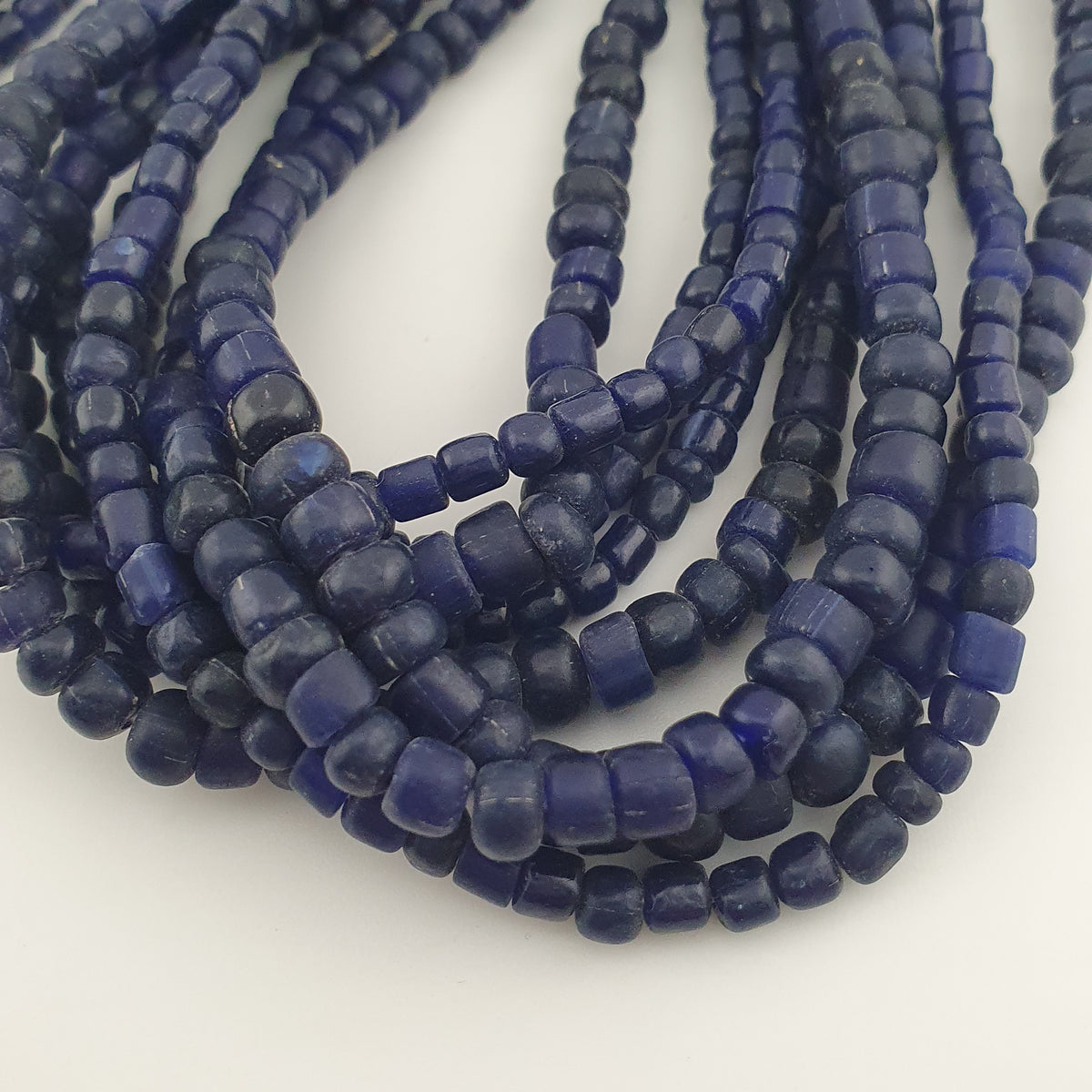 Collier de perles de verre bleu foncé de style africain antique de 4 à 5,5 mm