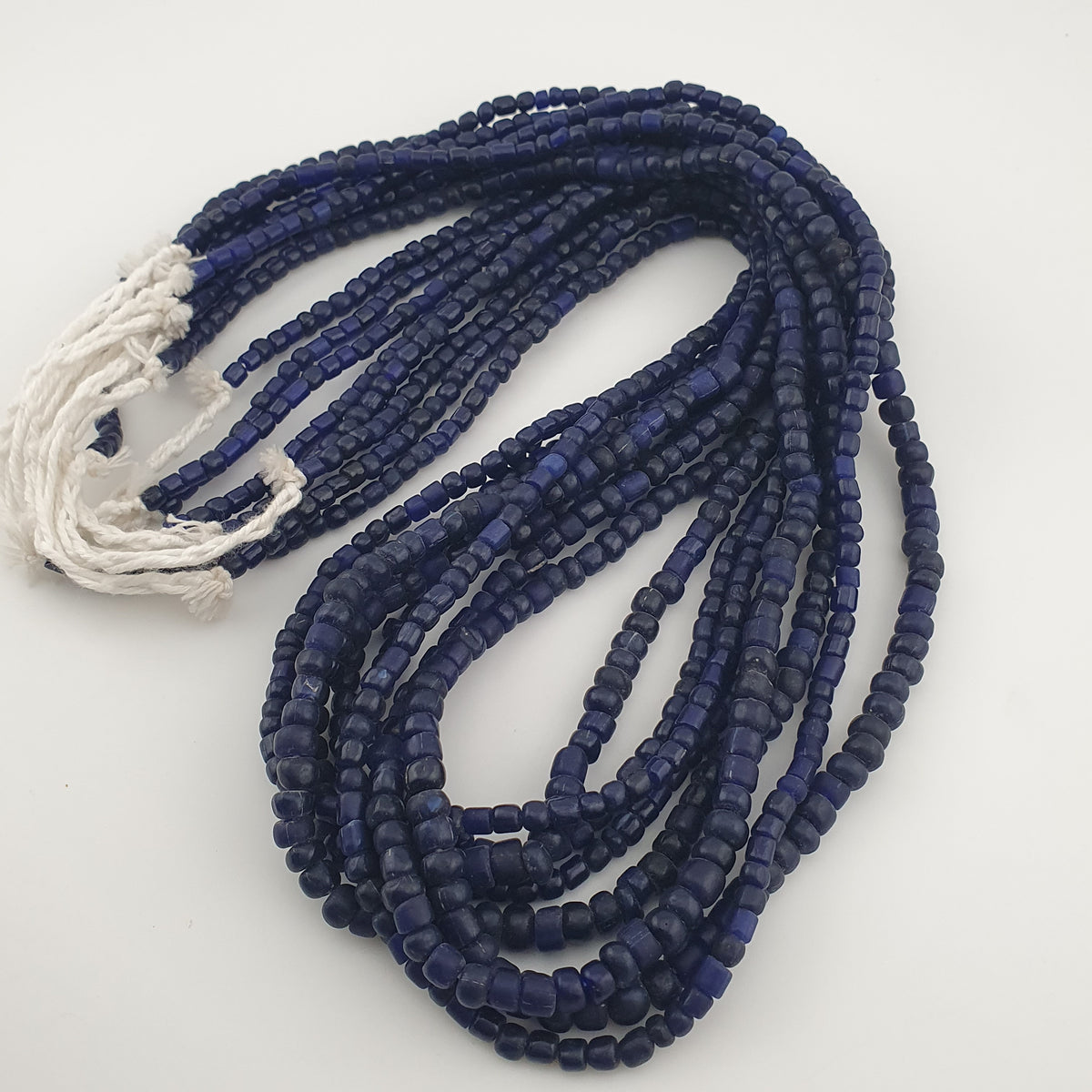 Collier de perles de verre bleu foncé de style africain antique de 4 à 5,5 mm