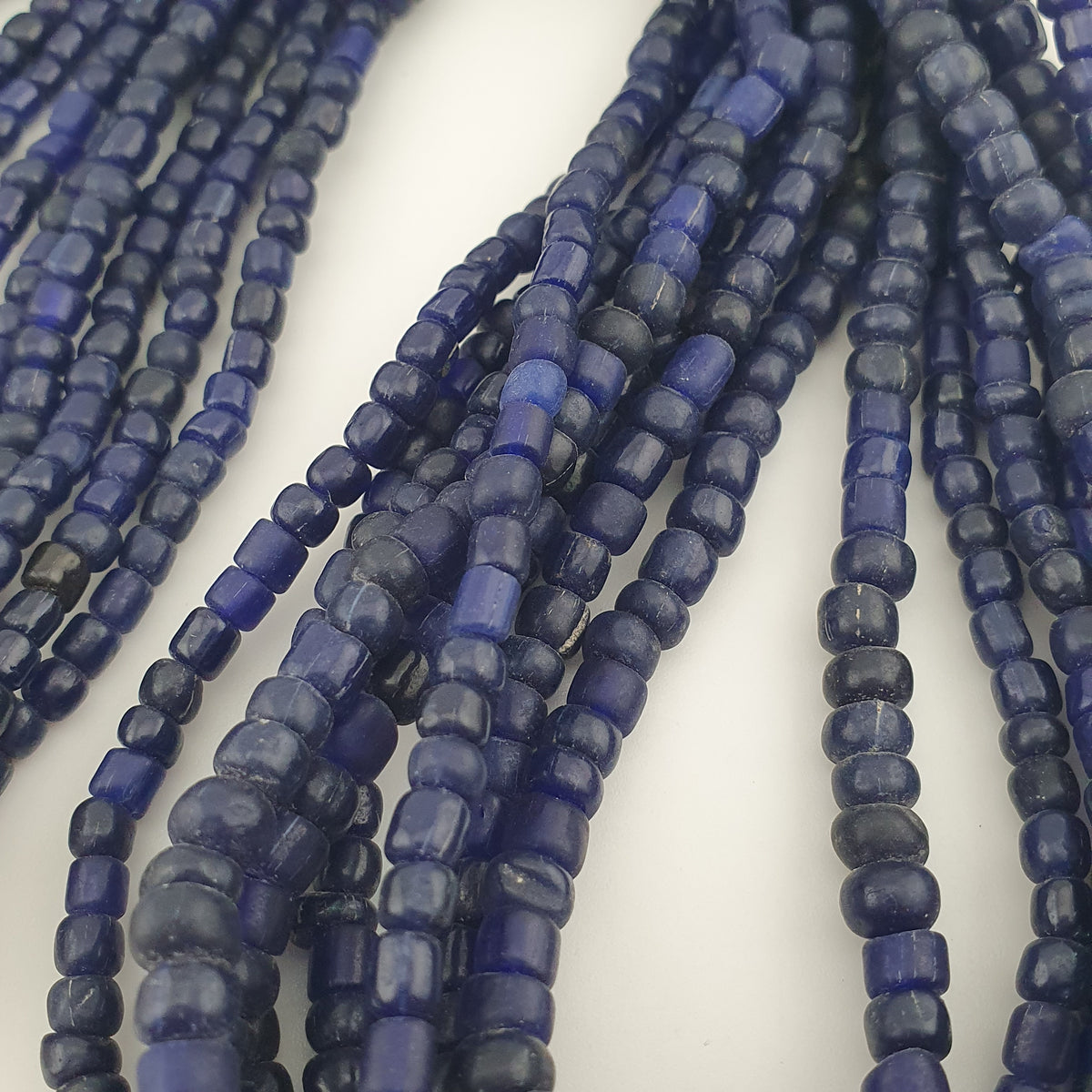 Collier de perles de verre bleu foncé de style africain antique de 4 à 5,5 mm