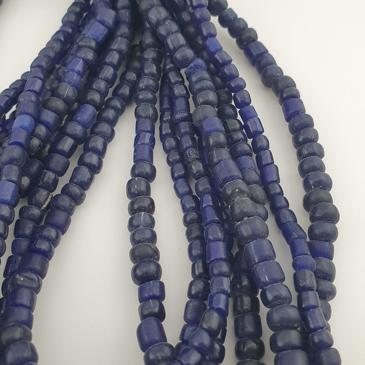 Collier de perles de verre bleu foncé de style africain antique de 4 à 5,5 mm