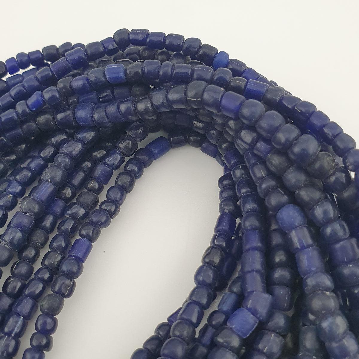 Collier de perles de verre bleu foncé de style africain antique de 4 à 5,5 mm