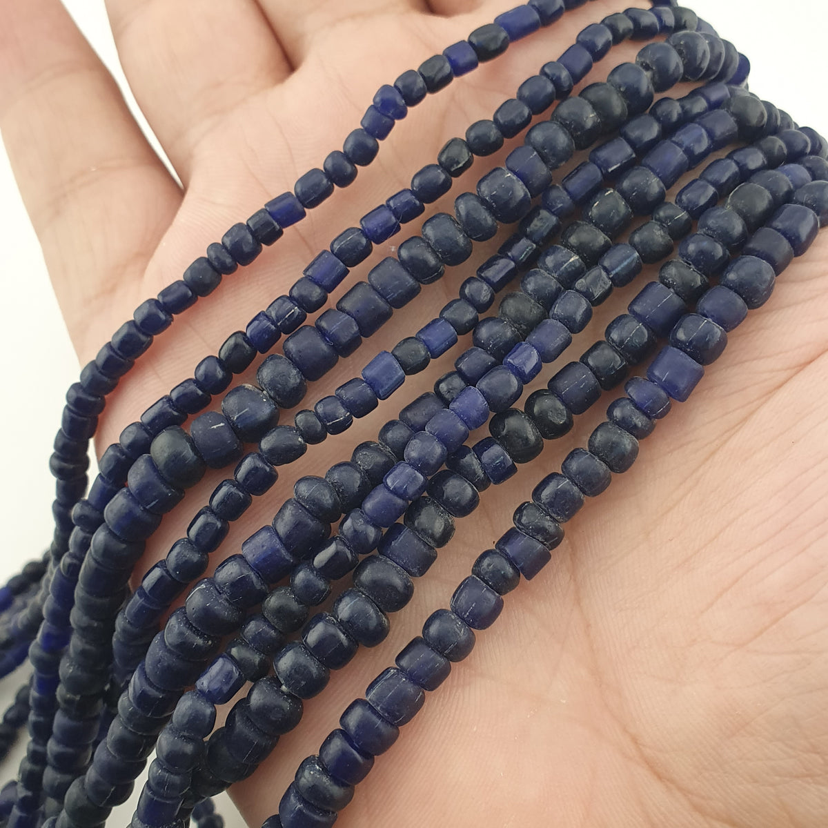 Collier de perles de verre bleu foncé de style africain antique de 4 à 5,5 mm