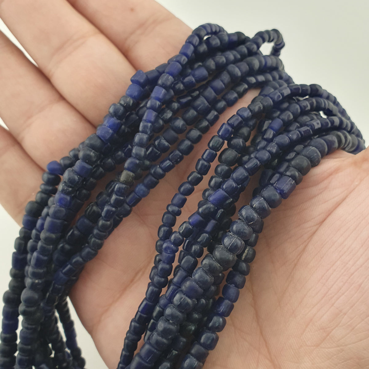 Collier de perles de verre bleu foncé de style africain antique de 4 à 5,5 mm