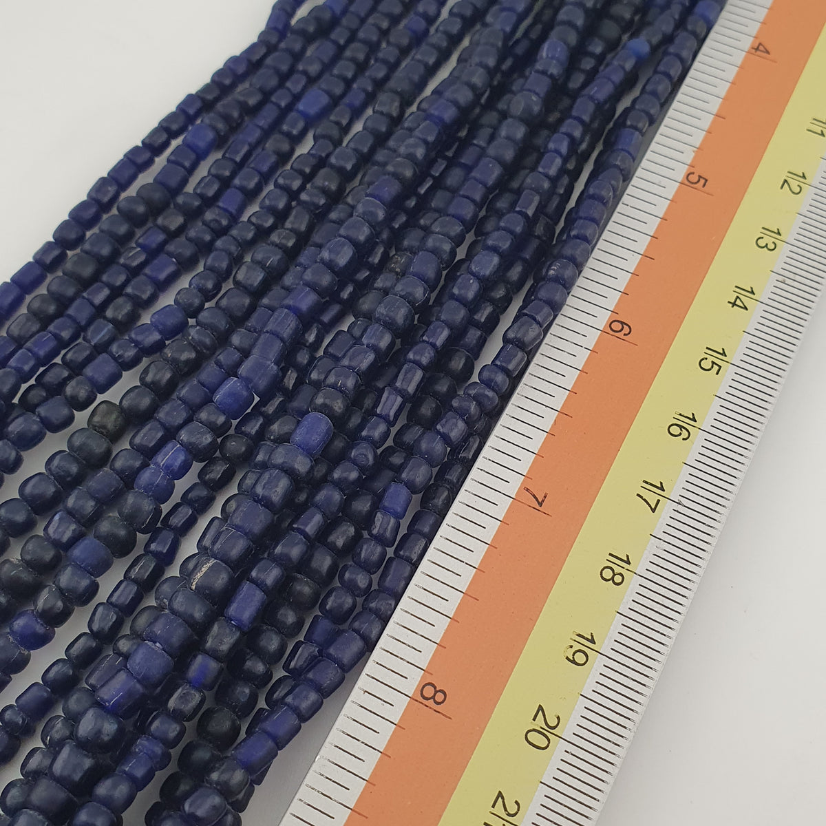 Collier de perles de verre bleu foncé de style africain antique de 4 à 5,5 mm