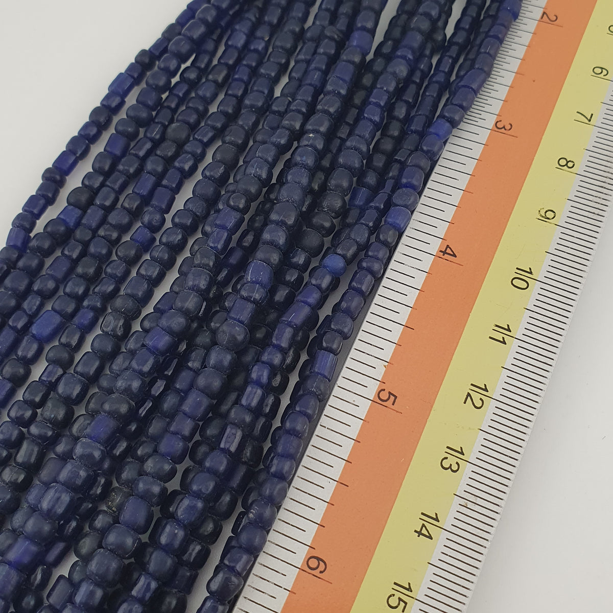 Collier de perles de verre bleu foncé de style africain antique de 4 à 5,5 mm